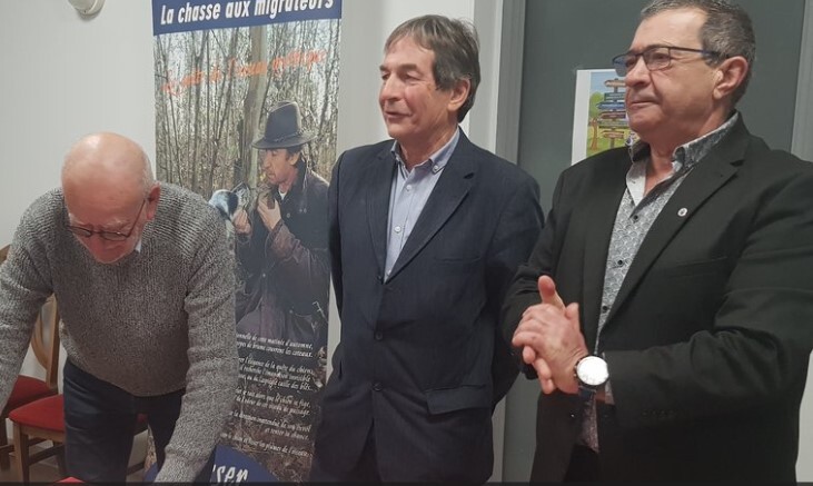 Chasseurs et randonneurs signent une convention, main dans la main