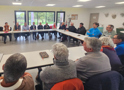 Chasseurs et randonneurs marchent d'un même pas