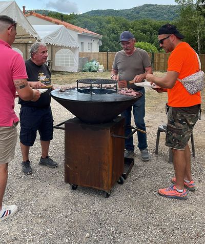 Les chasseurs font déguster de la viande de gibier à La Bastide Pradines