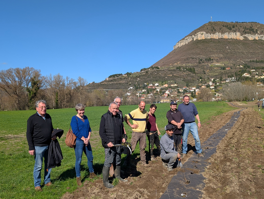 Les chasseurs et le syndicat de rivière plantent des haies