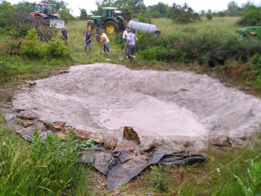 Chasseurs et agriculteurs à l'œuvre pour créer des mares.
