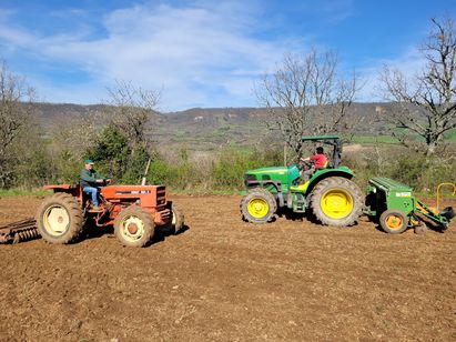 Semis de printemps à l’ACCA de Lapanouse de Cernon. 
