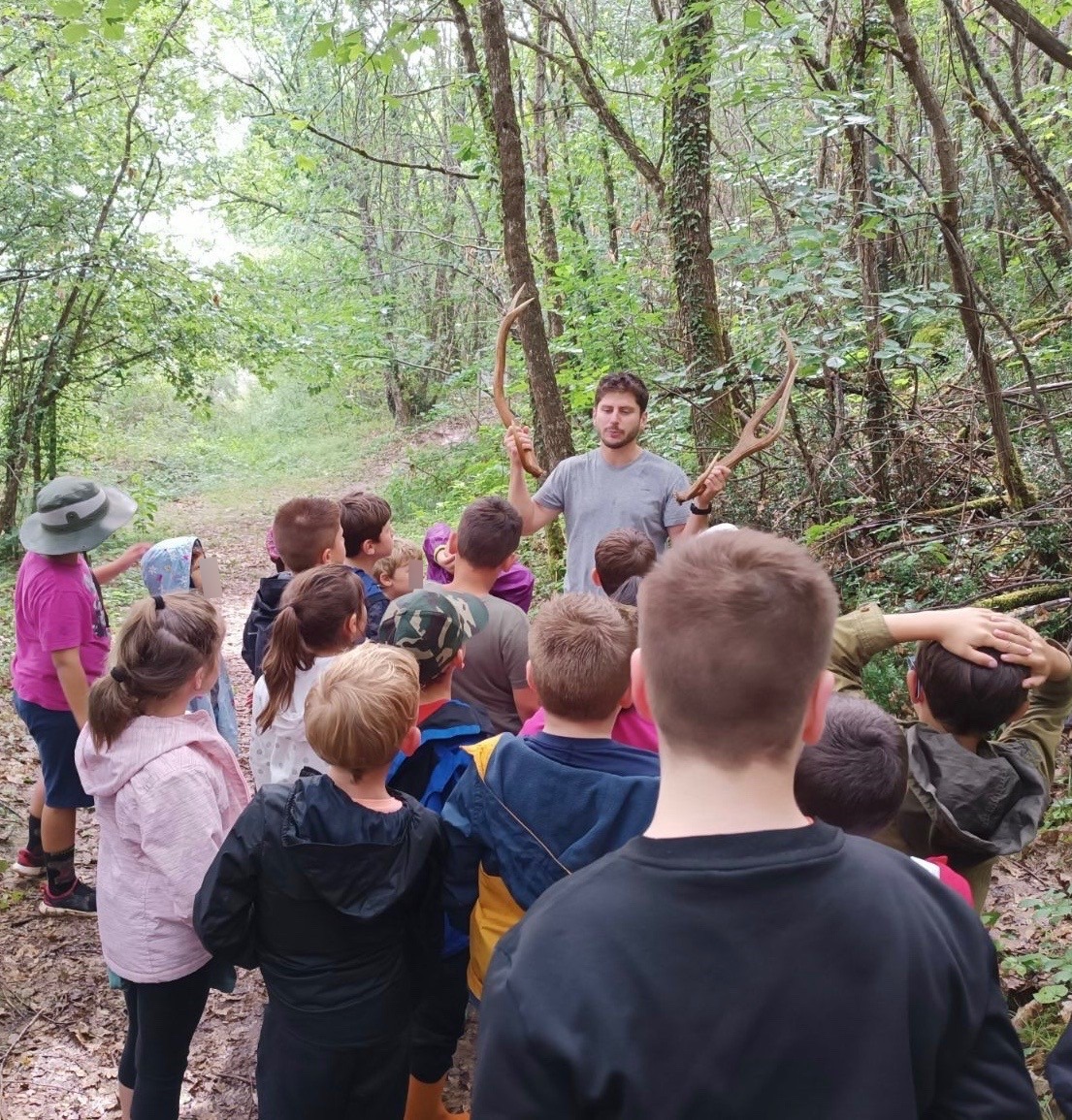 Un cadeau de l’ACCA de Bioule à l’école du village
